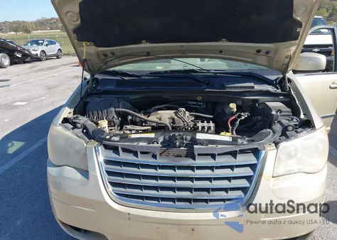 2010 Chrysler Town & Country Touring из США, поврежденный, VIN 2A4RR5D10AR271784